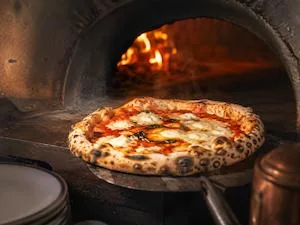 Pizza appena sfornata